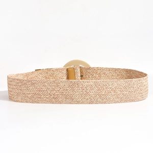Vue détaillée d'une ceinture tressée en paille avec boucle ronde et finitions en cuir