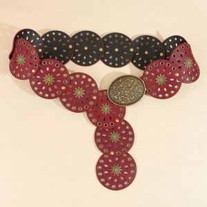 Boho Taillengürtel mit geschnitzter Metallschnalle und sternförmigen Nieten-Details
