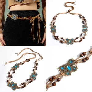 Détail de la chaîne de taille tressée avec papillons métalliques et gemmes turquoise