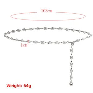 Dettaglio della catena in vita con perle lunga 103 cm e perle larghe 1 cm