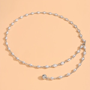 Détail de la chaîne de taille en perles argentées avec pendentif boule et fermoir mousqueton