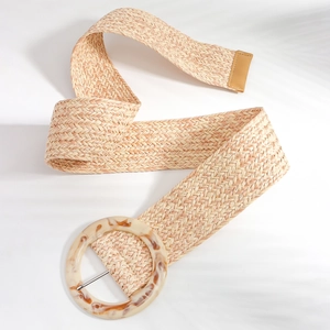 Ceinture élastique tressée style bohème avec boucle ronde en résine ambre sur fond blanc