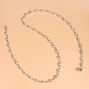 Détail de la chaîne de taille en perles argentées avec fermoir mousqueton et pendentif