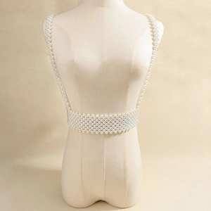 Elegante catena per il corpo in perle bianche con ampia cintura a rete e spalline abbinate