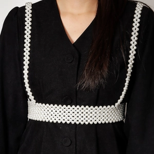 Elegante catena per il corpo in perle bianche multistrato con spalline per look da donna