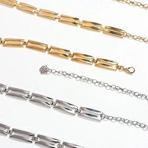 Elegante catena in metallo vintage con maglie geometriche e ciondolo a rosa in oro e argento