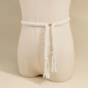 Elegante cintura a catena per il corpo con perle multifilo, chiusura dorata e nappe