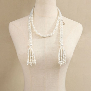 Elegante catena per il corpo a più strati in finte perle bianche con nappe su manichino