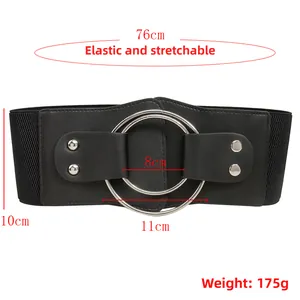 Détail d'une ceinture large élastique noire avec doubles anneaux argentés métalliques