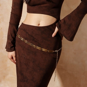 Cintura a catena in metallo dorato vintage per donna su elegante abito marrone