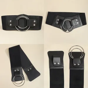 Détail de la ceinture large élastique pour femme avec double boucle en métal argenté