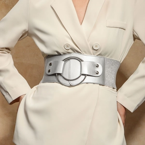 Large ceinture élastique argentée avec boucle ronde en métal et détails de rivets stylés