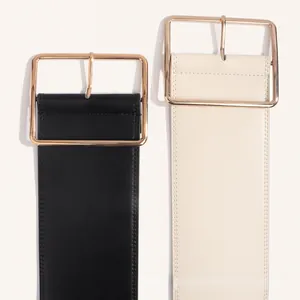 Détail de ceintures larges en cuir noir et beige avec boucles dorées rectangulaires