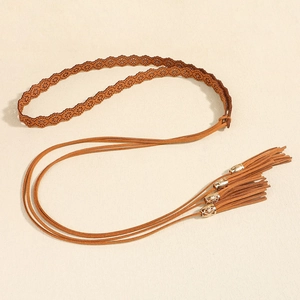 Dettaglio catena in vita intrecciata marrone con fiori tagliati al laser e nappe dorate