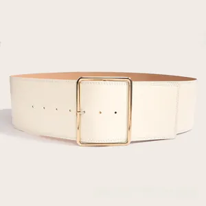 Détail d'une large ceinture blanc crème avec une boucle carrée dorée et des coutures fines