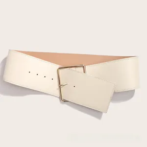 Détail d'une large ceinture corset crème élégante avec une grande boucle dorée carrée
