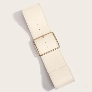 Détail de la large ceinture corset en cuir crème avec boucle carrée dorée et coutures soignées