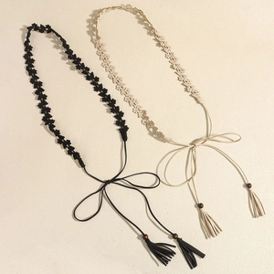 Cintura intrecciata a fiori boho nera e beige con nappe e perline in legno