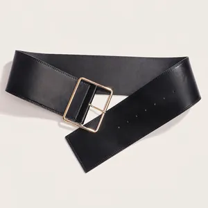 Ceinture large noire pour femme avec une grande boucle rectangulaire en métal doré