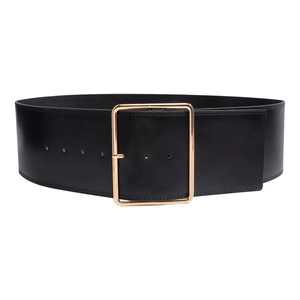 Large ceinture minimaliste en cuir noir pour femme avec une grande boucle en métal doré