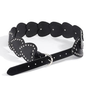 Détail de la ceinture en cuir noir en forme de cœur avec rivets punk argentés