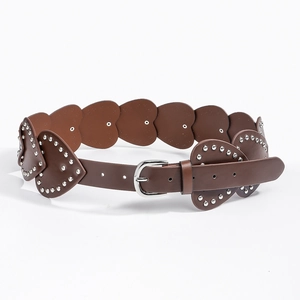 Détail des segments de cuir en forme de cœur avec rivets argentés et boucle en métal