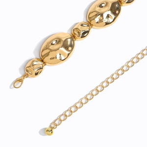 Nahaufnahme der goldenen unregelmäßigen geometrischen Taillenkette mit poliertem Finish