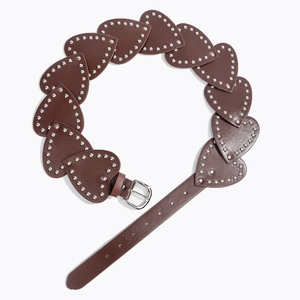 Détail d'une ceinture en cuir marron foncé en forme de cœur avec rivets punk argentés