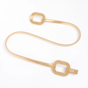 Gros plan détaillé de la ceinture chaîne dorée avec boucle carrée à texture entrelacée