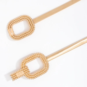 Détail macro d'une chaîne de taille dorée à ressort avec une boucle carrée à texture tissée