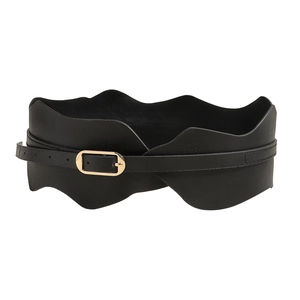 Ceinture large noire élégante pour femme avec boucle dorée et bords ondulés