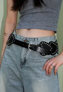 Vue détaillée d'une ceinture punk en cuir noir avec rivets et décorations de cœur