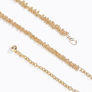 Detailansicht einer goldenen Perlen-Metall-Taillenkette mit verstellbarem Verschluss