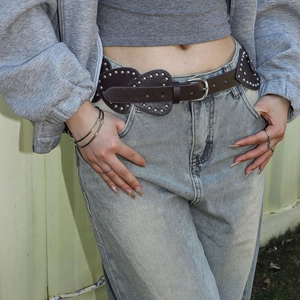 Ceinture vintage Y2K en cuir marron foncé avec rivets en forme de cœur et boucle classique