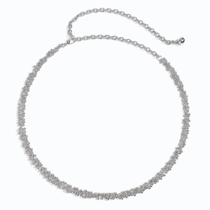 Detail der silbernen Metall-Taillenkette mit dichter Perlenstruktur und Karabinerverschluss