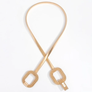 Ceinture chaîne à ressort dorée pour robe avec boucle géométrique texturée