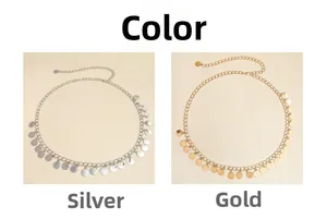 Détail d'une chaîne de taille réglable en métal avec pendentifs disques ronds dorés et argentés