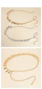 Détail de chaînes de taille bohèmes en métal avec pendentifs disques en or et argent