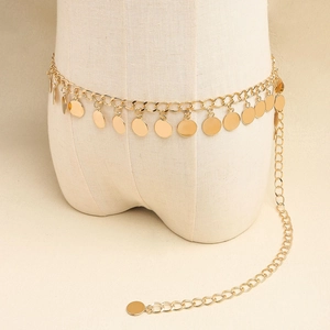 Détail de la chaîne de taille bohème en métal doré avec pendentifs ronds et ajustable