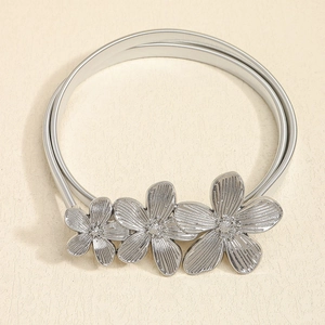 Silberner Metall-Federgürtel für Damen mit dekorativem Design aus drei kleinen Blumen