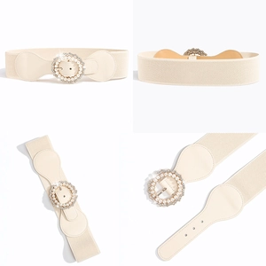 Dettaglio della cintura elastica con fibbia rotonda decorata con perle e strass lucidi