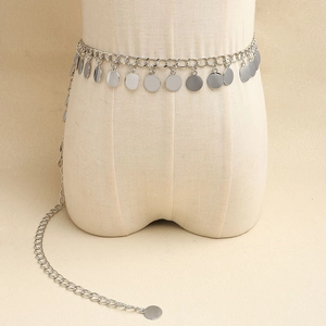 Détail de la chaîne de taille en métal argenté avec des pendentifs disques ronds