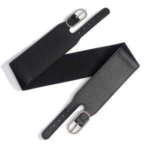 Détail de la large ceinture élastique noire avec doubles boucles argentées et similicuir