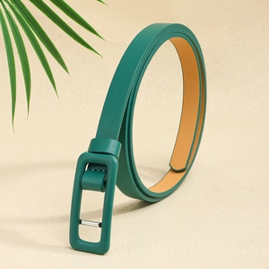Détail d'une fine ceinture en cuir vert foncé avec boucle carrée sur fond beige texturé