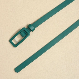 Détail d'une fine ceinture en cuir vert foncé avec boucle carrée sur fond beige