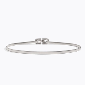 Détail de la ceinture argentée élastique avec boucle en D ornée de strass brillants