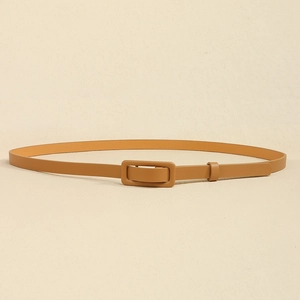 Détail de la ceinture en cuir camel caramel avec sa boucle rectangulaire assortie élégante