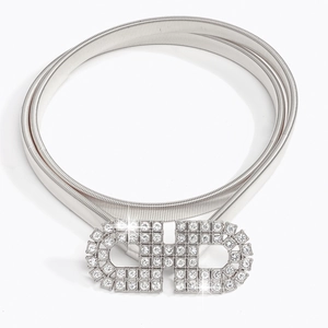 Vue macro détaillée de la ceinture élastique argentée avec boucle double anneau ornée de strass