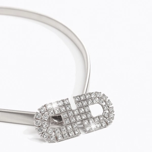 Gros plan sur une ceinture élastique argentée dotée d'une boucle symétrique en diamant