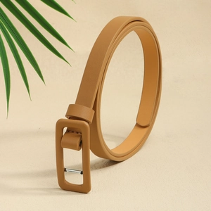 Détail d'une fine ceinture en cuir camel avec boucle carrée gainée sur fond beige texturé
